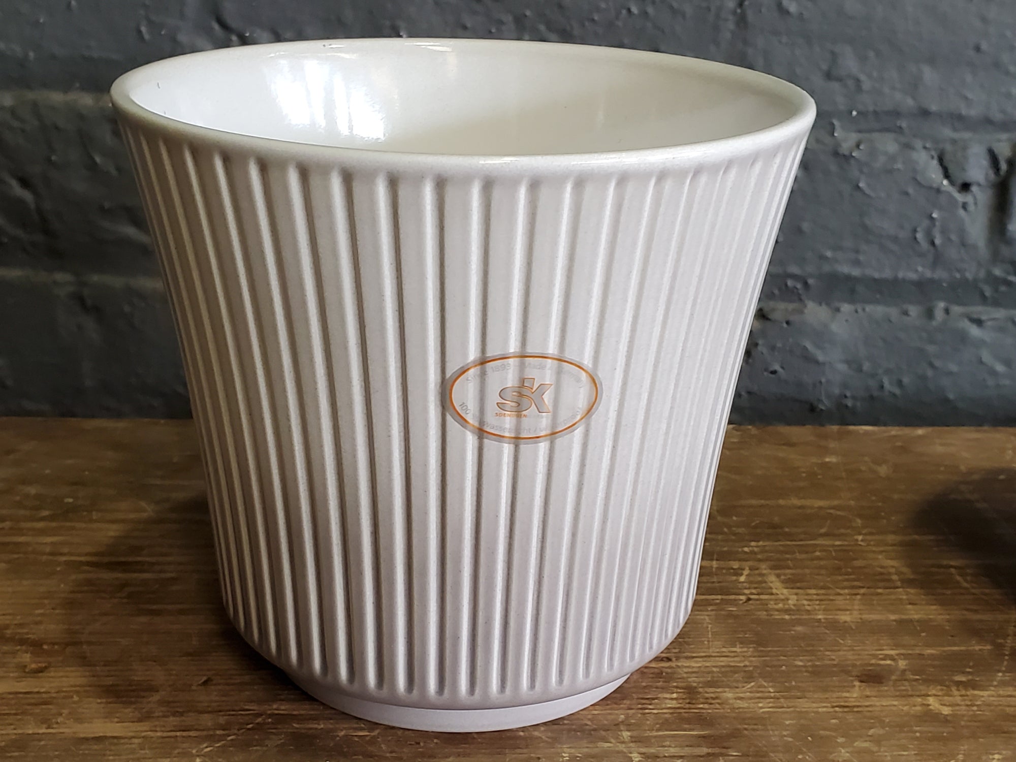 SK Delphi Ceramic pot