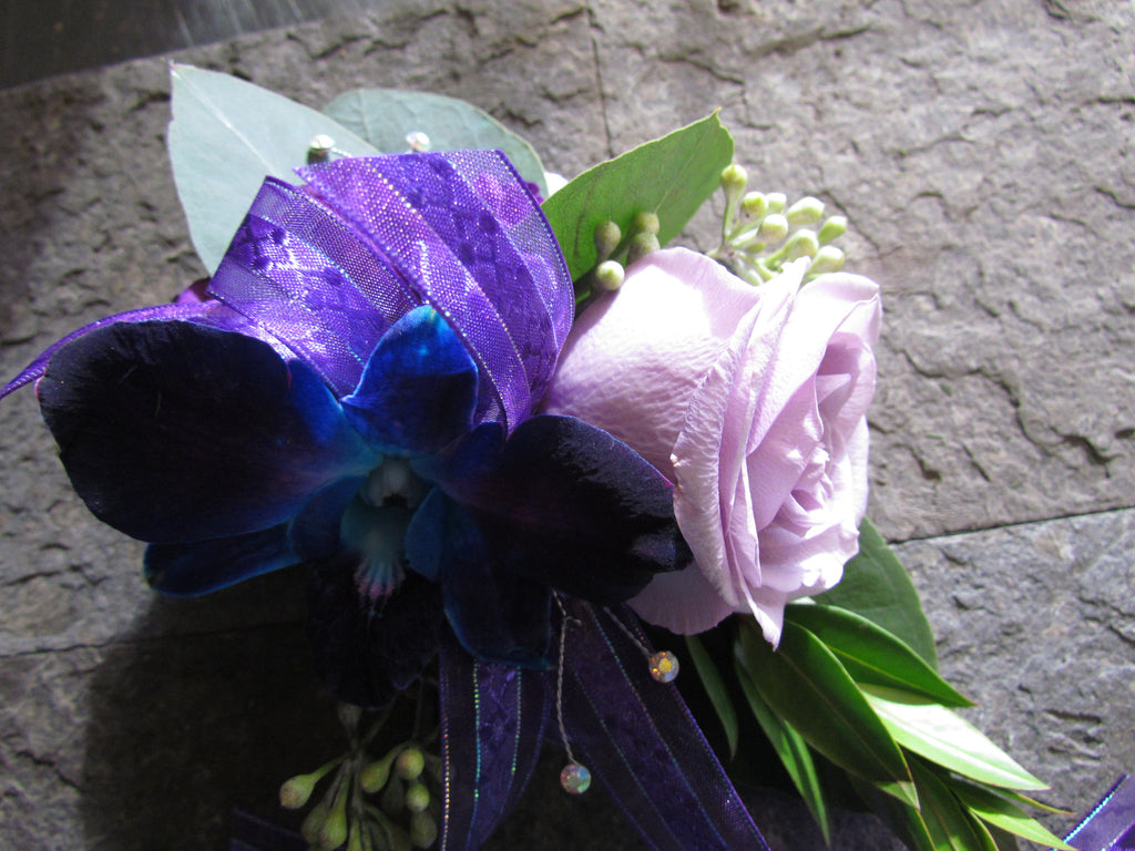 Corsage with rose, filler and ribbon 
